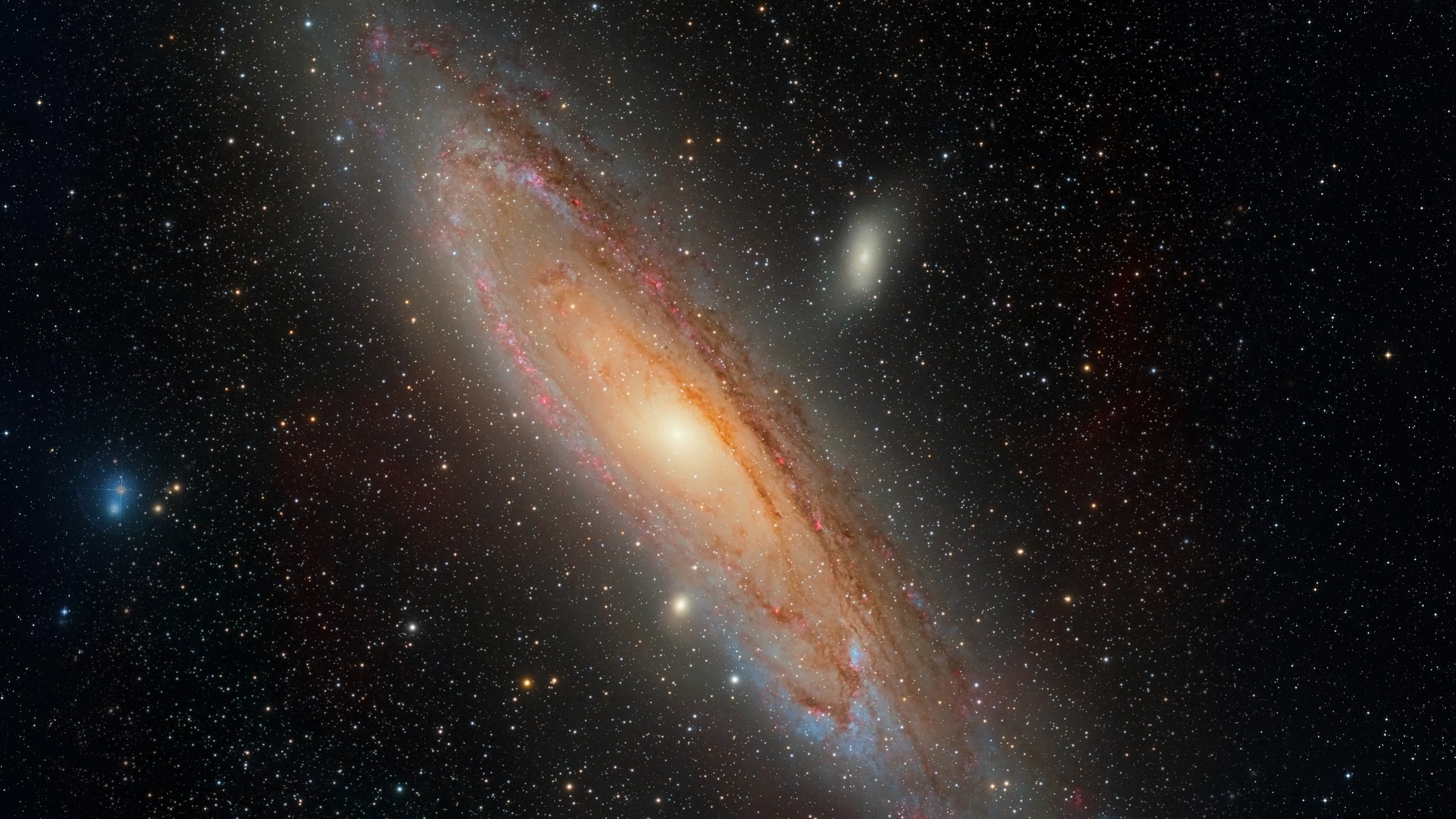 Das BuchKnall-Planetarium über der Andromedagalaxie: das eingebettete Mosaik mit M110, darunter der DSS2-Fotohimmel