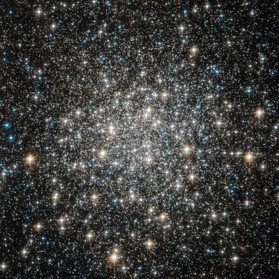 Das helle Zentrum des Kugelsternhaufens Messier 10 (NGC 6254) im Sternbild Schlangenträger, ein dichter Ball aus Tausenden Sternen, aufgenommen vom Hubble-Weltraumteleskop.