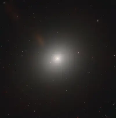 Die elliptische Galaxie Messier 105 mit hellem Kern im Sternbild Löwe