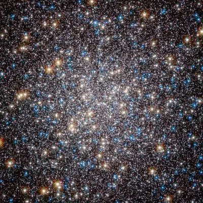 Der große Kugelsternhaufen Messier 13 im Herkules mit Hunderttausenden funkelnden Sternen