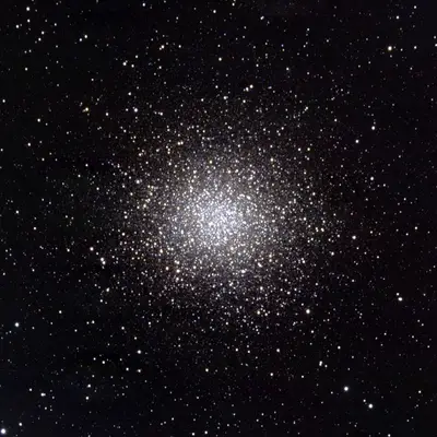 Der elliptisch geformte Kugelsternhaufen Messier 14 mit Tausenden dicht gedrängten Sternen