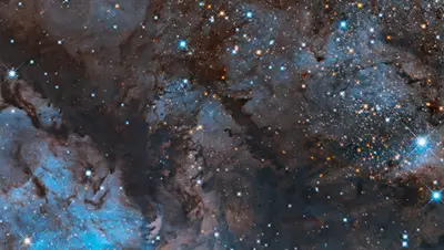 Der Omeganebel mit blauen und orangefarbenen Sternen, dunklen Staubwolken und leuchtenden Gasregionen