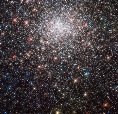 Kugelförmiger Sternhaufen Messier 28 aus weißen, blauen, orangen, roten und gelben Sternen