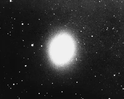 Die elliptische Zwerggalaxie Messier 32 (NGC 221), Begleiter der Andromedagalaxie, ein kompakter ovaler Sternball vor dunklem Hintergrund, aufgenommen mit dem Mayall-4-Meter-Teleskop am Kitt Peak.