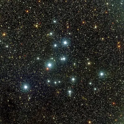 Der lockere offene Sternhaufen Messier 39 (NGC 7092) im Sternbild Schwan mit wenigen, weit auseinanderliegenden hellen Sternen.