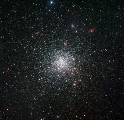 Der Kugelsternhaufen Messier 4 (NGC 6121) im Sternbild Skorpion, eine dichte Kugel aus Hunderttausenden alten Sternen, aufgenommen mit dem MPG/ESO-2,2-Meter-Teleskop.
