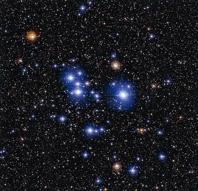 Der helle offene Sternhaufen Messier 47 (NGC 2422) im Sternbild Achterdeck des Schiffs, eine lockere Gruppe blau-weißer Sterne, aufgenommen von der ESO.