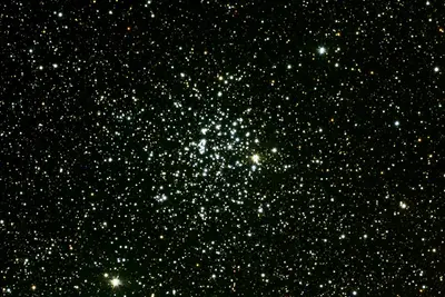 Der dichte offene Sternhaufen Messier 52 (NGC 7654) im Sternbild Kassiopeia, ein reicher Haufen vieler Sterne.