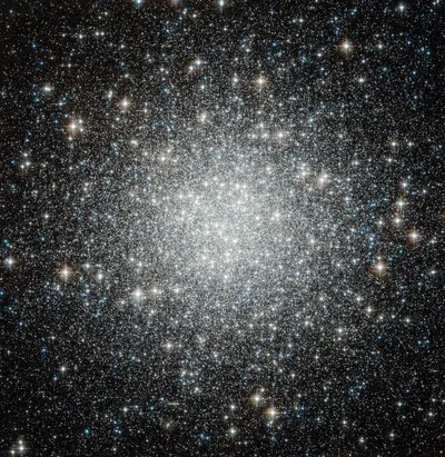 Der Kugelsternhaufen Messier 53 mit tausenden dicht gedrängten Sternen