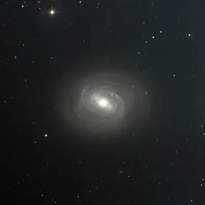 Die Balkenspiralgalaxie Messier 58 (NGC 4579) im Sternbild Jungfrau, ein Mitglied des Virgo-Galaxienhaufens mit hellem Kern und schwach ausgeprägtem Balken.