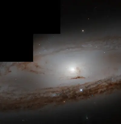 Hubble-Aufnahme der Spiralgalaxie M65 mit hellem Kern und eng gewundenen Spiralarmen