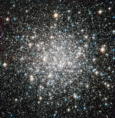 Hubble-Aufnahme des Kerns des Kugelsternhaufens M68 mit dicht gedrängten hellen Sternen