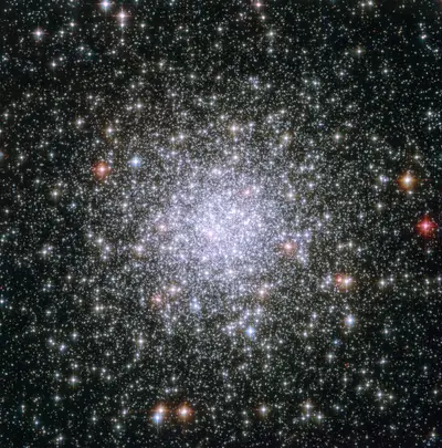 Hubble-Aufnahme des Kugelsternhaufens M69 mit zum Zentrum hin dicht gedrängten hellen Sternen