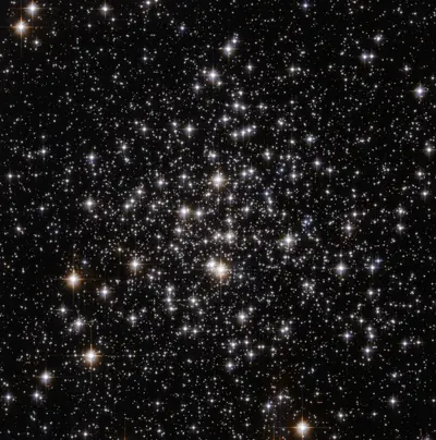 Hubble-Aufnahme des locker konzentrierten Kugelsternhaufens M71 mit hellen Sternen im kleinen Sternbild Pfeil