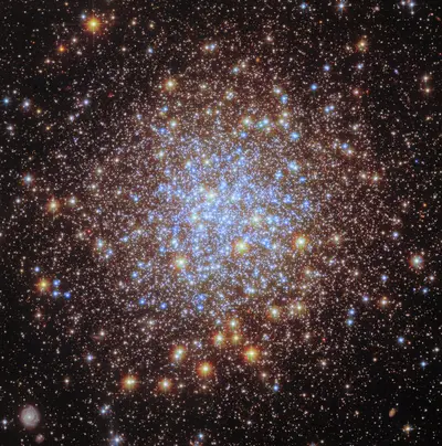 Hubble-Aufnahme des Kugelsternhaufens M72 mit blauem Kern und einer Hülle aus gelblicheren Sternen