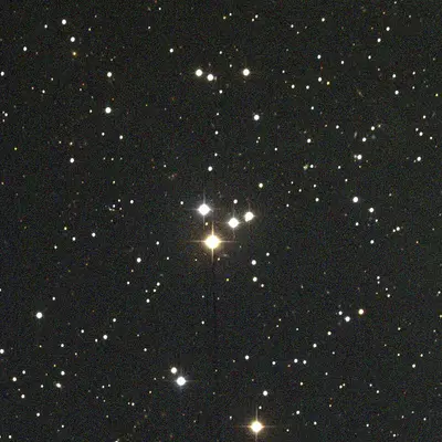 Der Asterismus Messier 73 (NGC 6994) im Sternbild Wassermann, eine kleine Gruppe von vier Sternen in Y-Form.