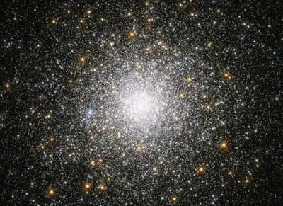 Hubble-Aufnahme des stark konzentrierten Kugelsternhaufens M75 mit hellweißem, dicht gepacktem Kern