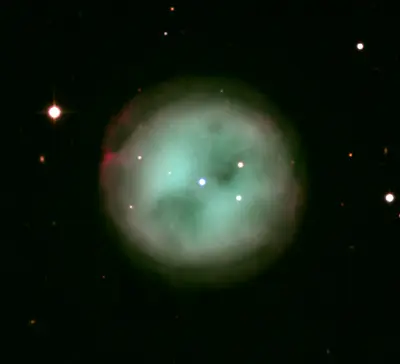 Der Eulennebel Messier 97 (NGC 3587), ein planetarischer Nebel im Großen Bären, dessen zwei dunkle Flecken an die Augen einer Eule erinnern.