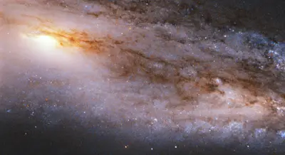 Die staubreiche Spiralgalaxie Messier 98, fast von der Kante gesehen
