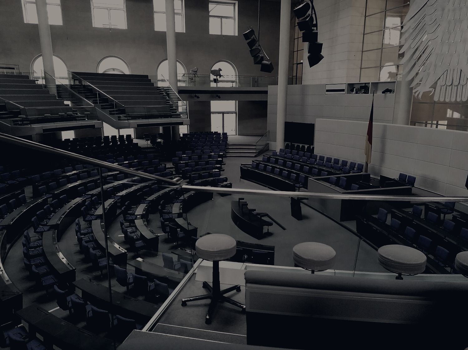 Leerer Plenarsaal des Deutschen Bundestages, abgedunkelt und entsättigt
